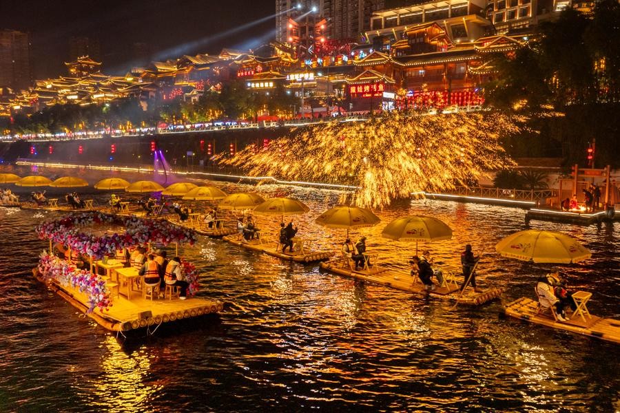 Người dân thưởng thức màn trình diễn pháo hoa bằng kim loại nóng chảy ở huyện Xuanen, tỉnh Hồ Bắc, miền trung Trung Quốc. Giới chức Trung Quốc năm nay ước tính khoảng 9 tỷ chuyến đi diễn ra trong Xuân Vận, cao điểm di chuyển trước Tết Nguyên đán khi người dân về quê hay đi du lịch. Năm ngoái, nước này ghi nhận hơn 8,4 tỷ chuyến.(Ảnh: Tân Hoa xã)