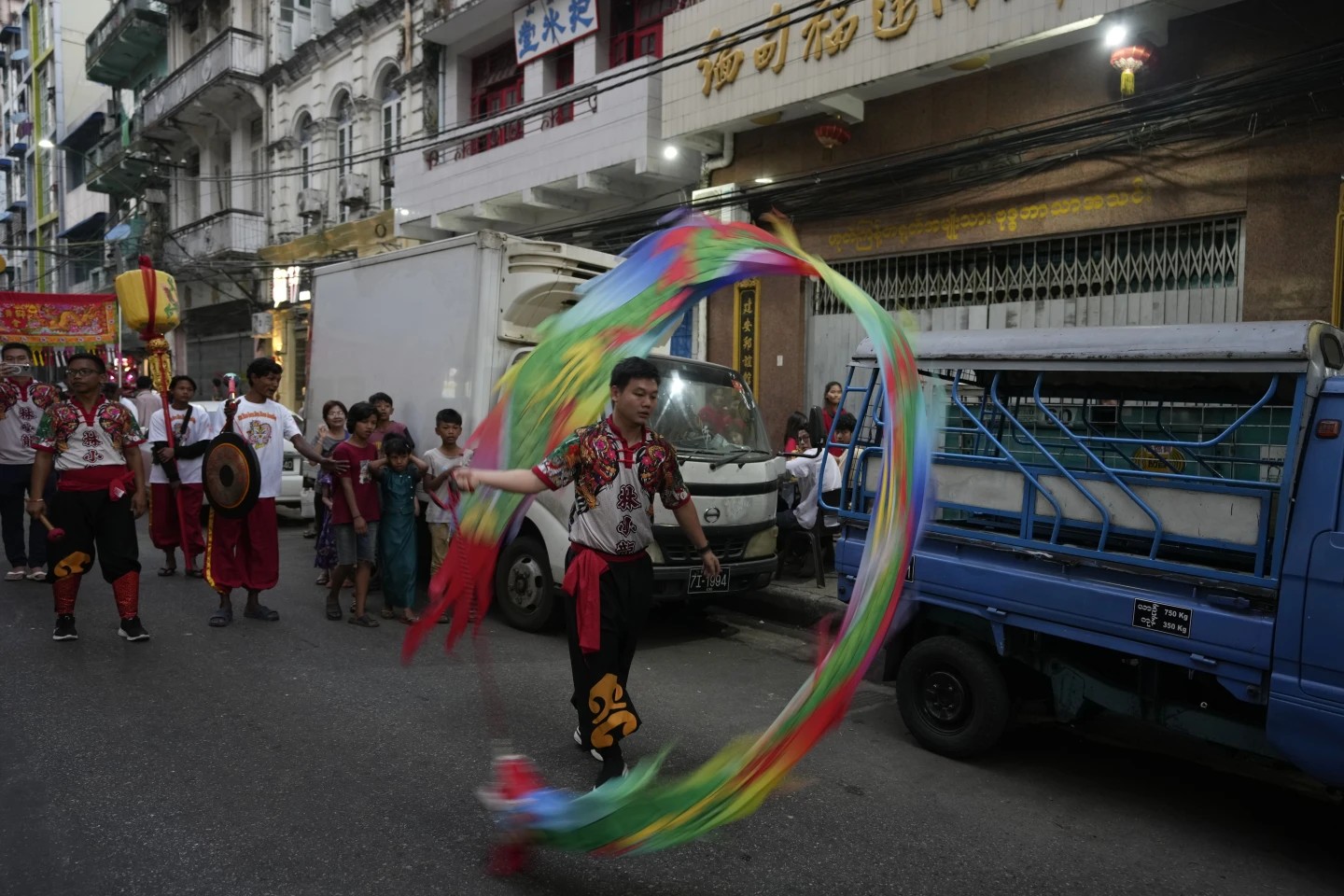 Các nghệ sĩ Trung Quốc diễu hành trong buổi lễ mừng Tết Nguên đán 2025 tại Yangon, Myanmar. (Ảnh: AP) Các nghệ sĩ Trung Quốc diễu hành trong buổi lễ mừng Tết Nguên đán 2025 tại Yangon, Myanmar. (Ảnh: AP)