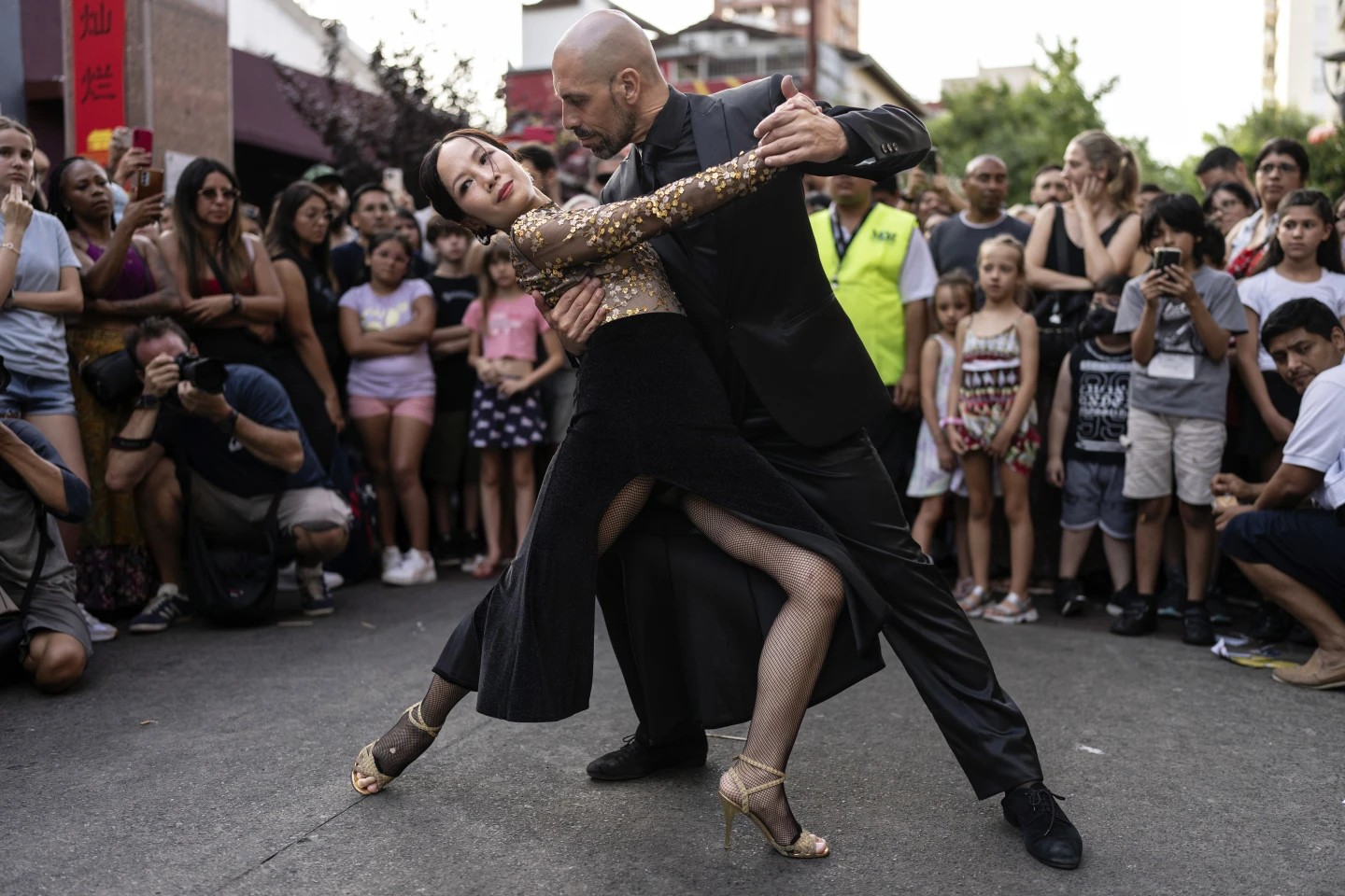 Một cặp đôi nhảy tango trong lễ mừng Tết Nguyên đán 2025 tại Buenos Aires, Argentina. (Ảnh: AP) Một cặp đôi nhảy tango trong lễ mừng Tết Nguyên đán 2025 tại Buenos Aires, Argentina. (Ảnh: AP)