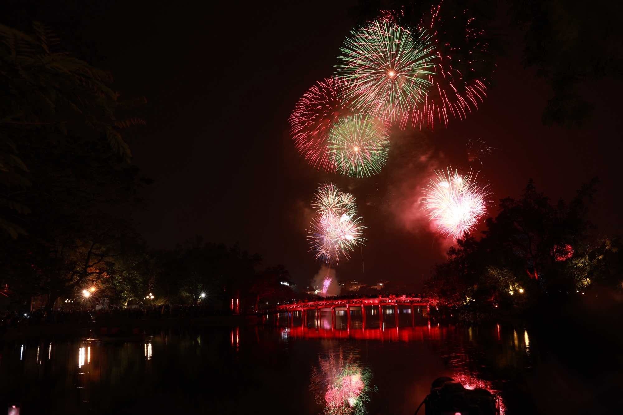 Đúng 0h ngày 29/1, 31 trận địa pháo hoa tại Hà Nội đồng loạt khai hỏa. Trong thời gian 15 phút, người dân Hà Nội đã được chứng kiến những màn pháo hoa tuyệt đẹp và vô cùng mãn nhãn chào mừng năm mới. (Ảnh: Báo Lao Động)