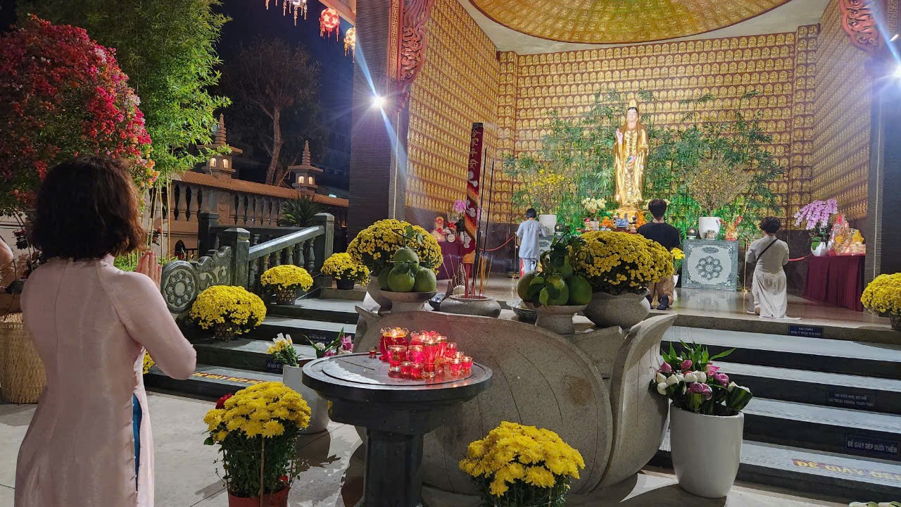 Tại chùa Phổ Quang (quận Tân Bình, TP.HCM), nhà chùa thông báo cụ thể các hoạt động từ 1 - 15 âm lịch, cùng khuyến cáo người dân không mang hương vào trong chùa.