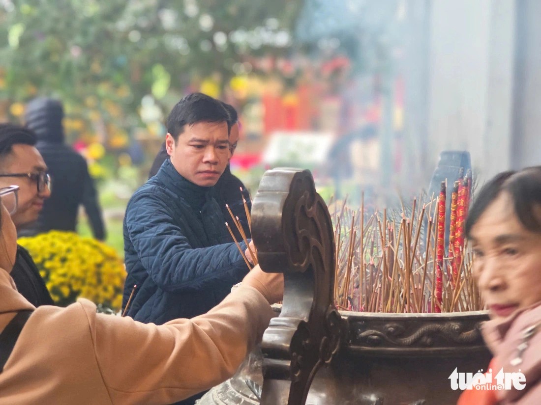 Người dân đi lễ chùa tại Đền Quán Thánh, Hà Nội. (Ảnh: Báo Tuổi trẻ)