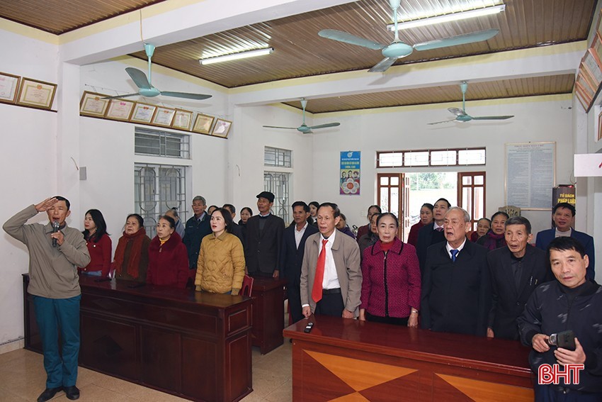 Buổi sáng ngày đầu xuân mới ở Hà Tĩnh, khi tiếng nhạc Quốc ca vang lên oai hùng, thiêng liêng, người dân tổ dân phố Nam Tiến (phường Trần Phú, thành phố Hà Tĩnh) nghiêm trang thực hiện nghi thức chào cờ. Sau lễ chào cờ, cùng những câu chúc đầu năm mới, trao nhau lì xì, cán bộ tổ dân phố nhắc nhở bà con vui Tết, đón xuân vui tươi, bảo đảm an toàn, tiết kiệm và đi chúc Tết người cao tuổi, gia đình neo đơn. (Ảnh: Báo Hà Tĩnh)