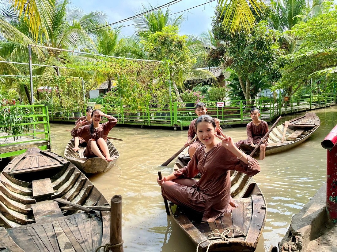 Làng du lịch sinh thái Ông Đề (huyện Phong Điền, thành phố Cần Thơ) mở cửa phục vụ du khách trong nước và quốc tế xuyên Tết. Du khách được trải nghiệm bơi xuồng ba lá, bắt cá, thưởng thức và trải nghiệm tự tay làm bánh dân gian như bánh xèo, bánh khọt, bánh bò… (Ảnh: Báo Tuổi trẻ)