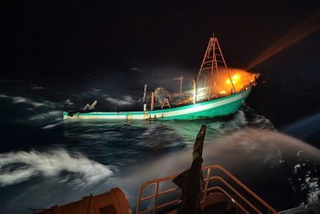 tau 796 hai quan vung 5 kip thoi giup ngu dan dap tat dam chay tren tau ca