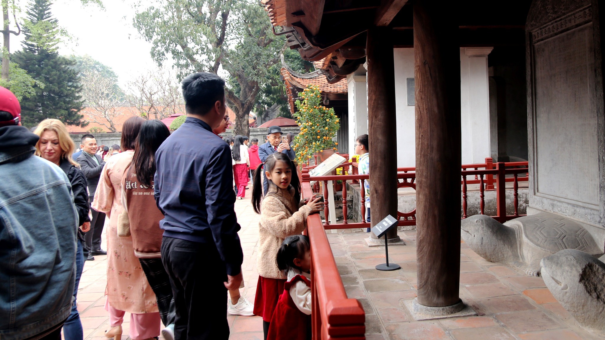 Người dân tham quan Văn Miếu - Quốc Tử Giám xin chữ đầu Xuân Người dân tham quan Văn Miếu - Quốc Tử Giám xin chữ đầu Xuân