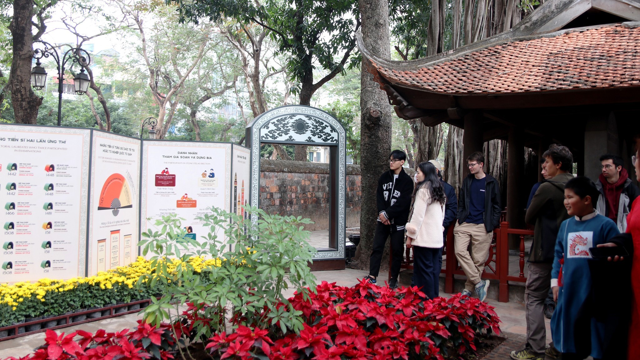 Người dân tham quan Văn Miếu - Quốc Tử Giám xin chữ đầu Xuân