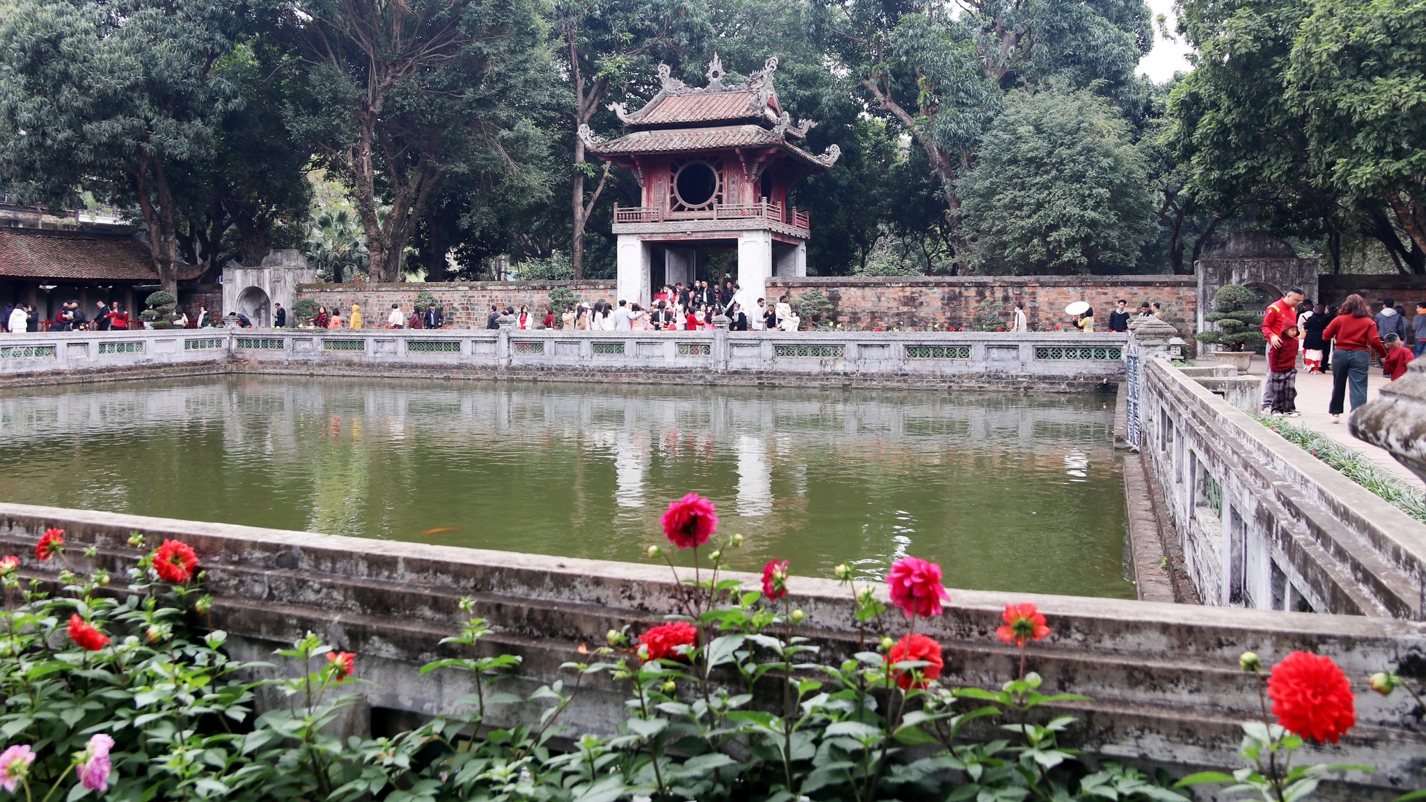 Người dân tham quan Văn Miếu - Quốc Tử Giám xin chữ đầu Xuân