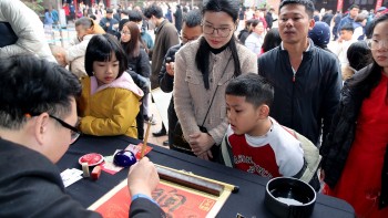Người dân tham quan Văn Miếu - Quốc Tử Giám xin chữ đầu Xuân