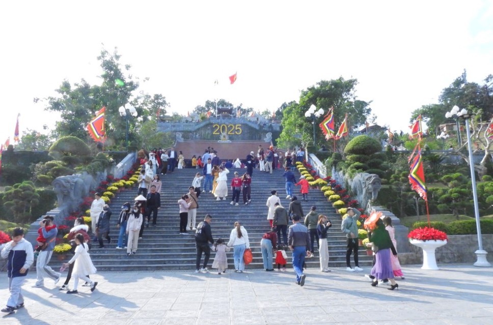 Người dân trên mọi miền đất nước vui Tết, du Xuân Du xuân ở khắp mọi miền đất nước
