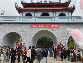 hang van nguoi dan va du khach tray hoi na son dong phu thanh hoa