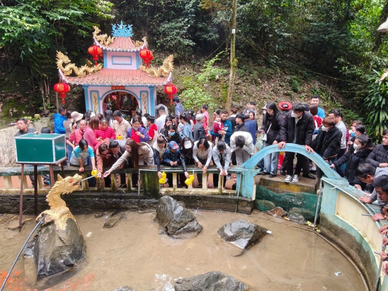 Hàng vạn người dân và du khách trẩy hội Na Sơn Động Phủ (Thanh Hóa)