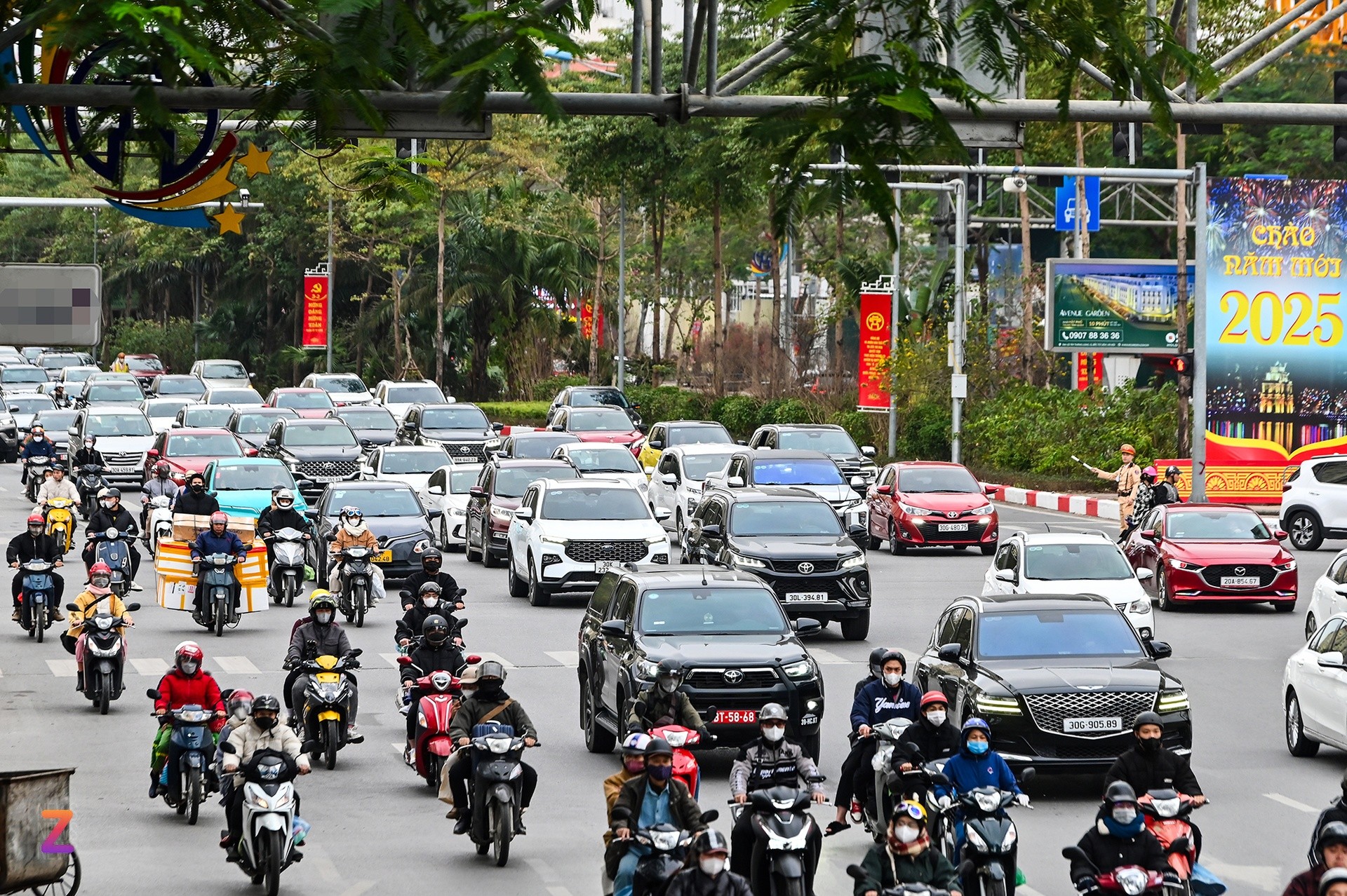 Chiều 2/2, người dân từ khắp các tỉnh thành đổ về Hà Nội kết thúc kỳ nghỉ Tết Nguyên Đán Ất Tỵ kéo dài 9 ngày