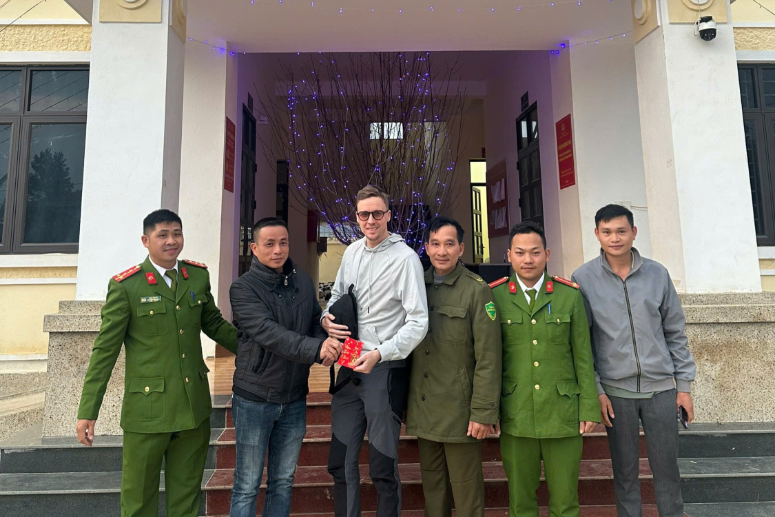 Du khách Đức nhận lại tài sản, giấy tờ bị đánh rơi tại Lai Châu