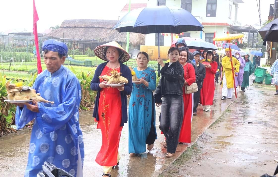  người dân làng rau Trà Quế dâng lễ vật từ sớm tinh mơ.