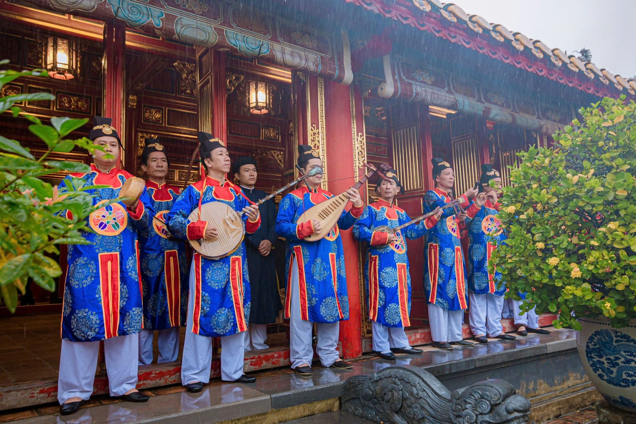 Theo lệ cũ, cứ vào ngày 23 tháng Chạp, cây nêu được dựng lên trước các cung điện, đền miếu như một dấu hiệu chào đón năm mới. Đến mùng 7 tháng Giêng, khi cây nêu được hạ xuống, triều đình và người dân bắt đầu trở lại nhịp sống thường ngày. (Ảnh: Trung tâm Bảo tồn di tích cố đô Huế)