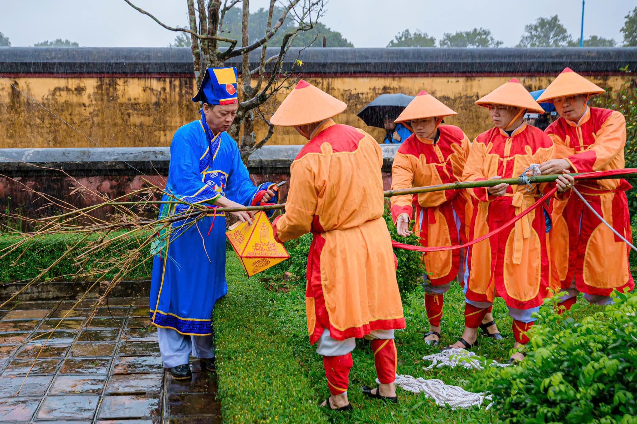 Cây nêu hạ xuống, kim ấn được lấy ra khỏi hộp. (Ảnh: Trung tâm Bảo tồn di tích cố đô Huế)