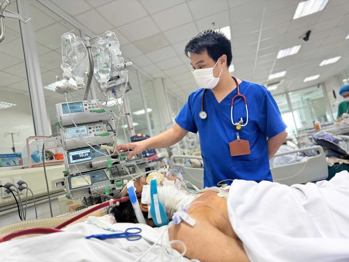 Bệnh nhân mắc cúm mùa chuyển nặng đang điều trị tại Bệnh viện Bệnh nhiệt đới trung ương - Ảnh: BVCC