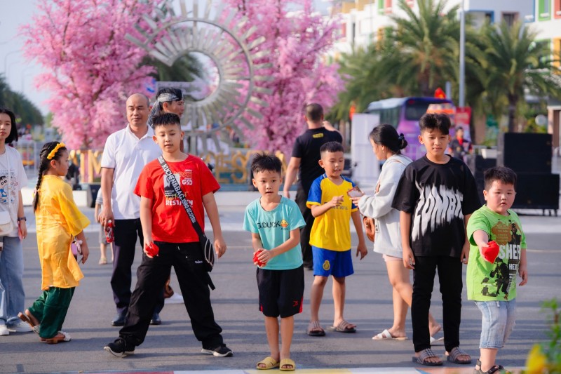 Tết Việt giữa lòng đảo ngọc trong mắt du khách muôn phương Tết Việt giữa lòng đảo ngọc trong mắt du khách muôn phương