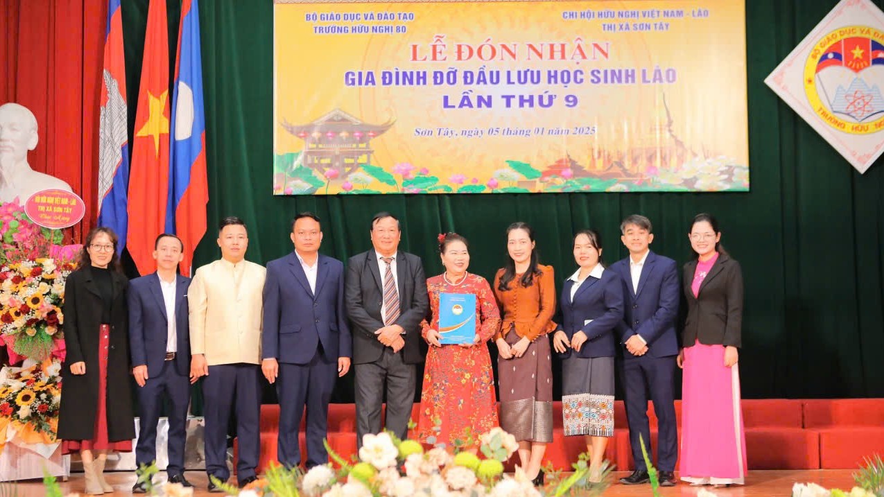 Thêm 79 lưu học sinh Lào có gia đình đỡ đầu tại Việt Nam