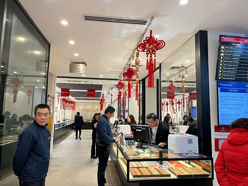 Nơi đông nghịt, nơi vắng vẻ người mua vàng ngày vía Thần Tài