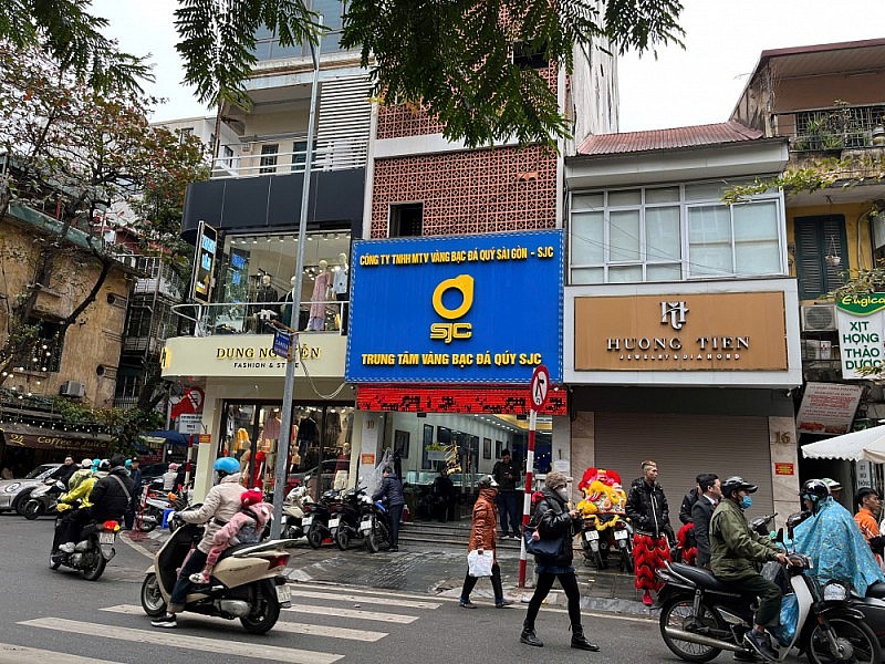 Nơi đông nghịt, nơi vắng vẻ người mua vàng ngày vía Thần Tài