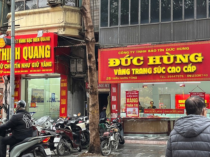 Nơi đông nghịt, nơi vắng vẻ người mua vàng ngày vía Thần Tài