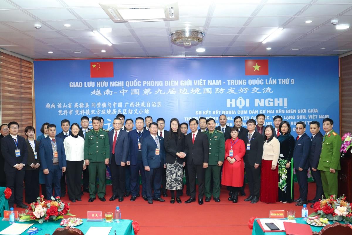 Thắm tình hữu nghị trên biên giới Việt Nam - Trung Quốc