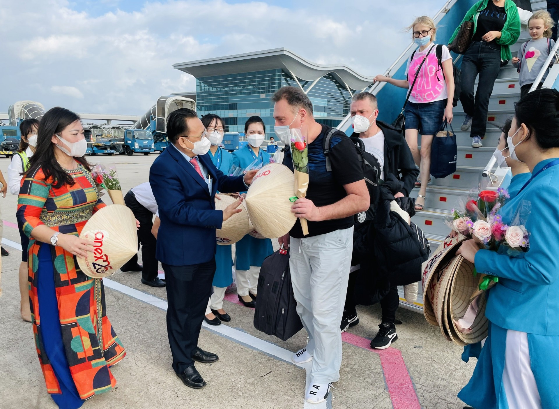 Khách Nga trở lại Khánh Hòa sau dịch Covid-19 trên chuyến bay của hãng hàng không Azu Air, tháng 12/2021. (Ảnh: Báo Khánh Hòa)