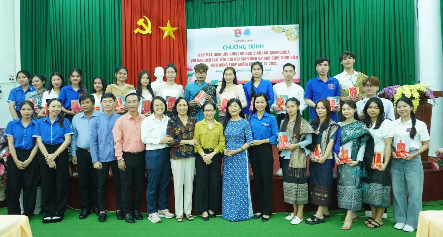 Các lưu học sinh Lào, Campuchia chụp ảnh cùng các đại biểu. (Ảnh: Tỉnh đoàn Đồng Tháp)