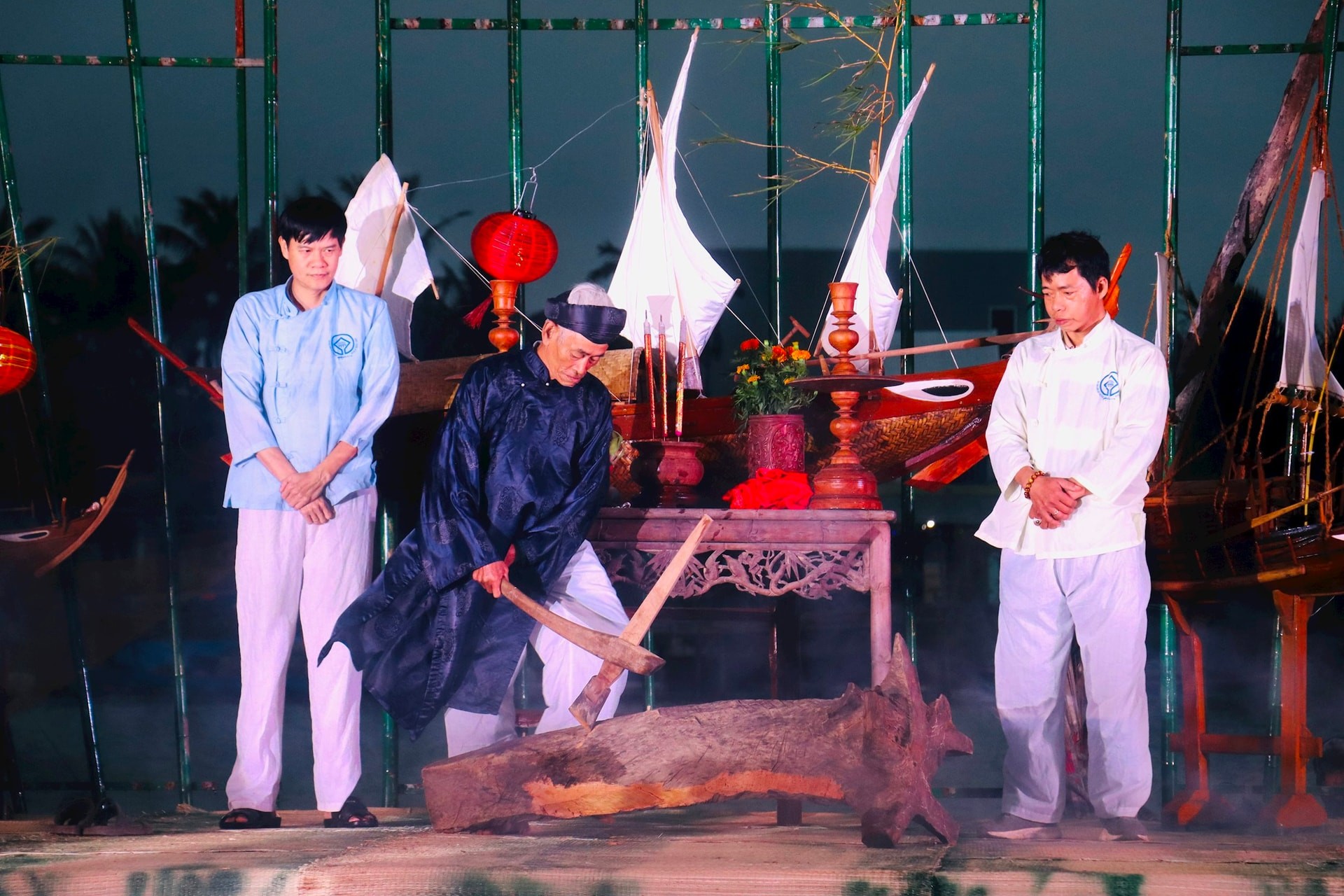 Một bô lão trong làng Kim Bồng thực hiện nghi thức Phạt mộc truyền thống tại ngày hội. (Ảnh: Báo Quảng Nam) Một bô lão trong làng Kim Bồng thực hiện nghi thức Phạt mộc truyền thống tại ngày hội. (Ảnh: Báo Quảng Nam)