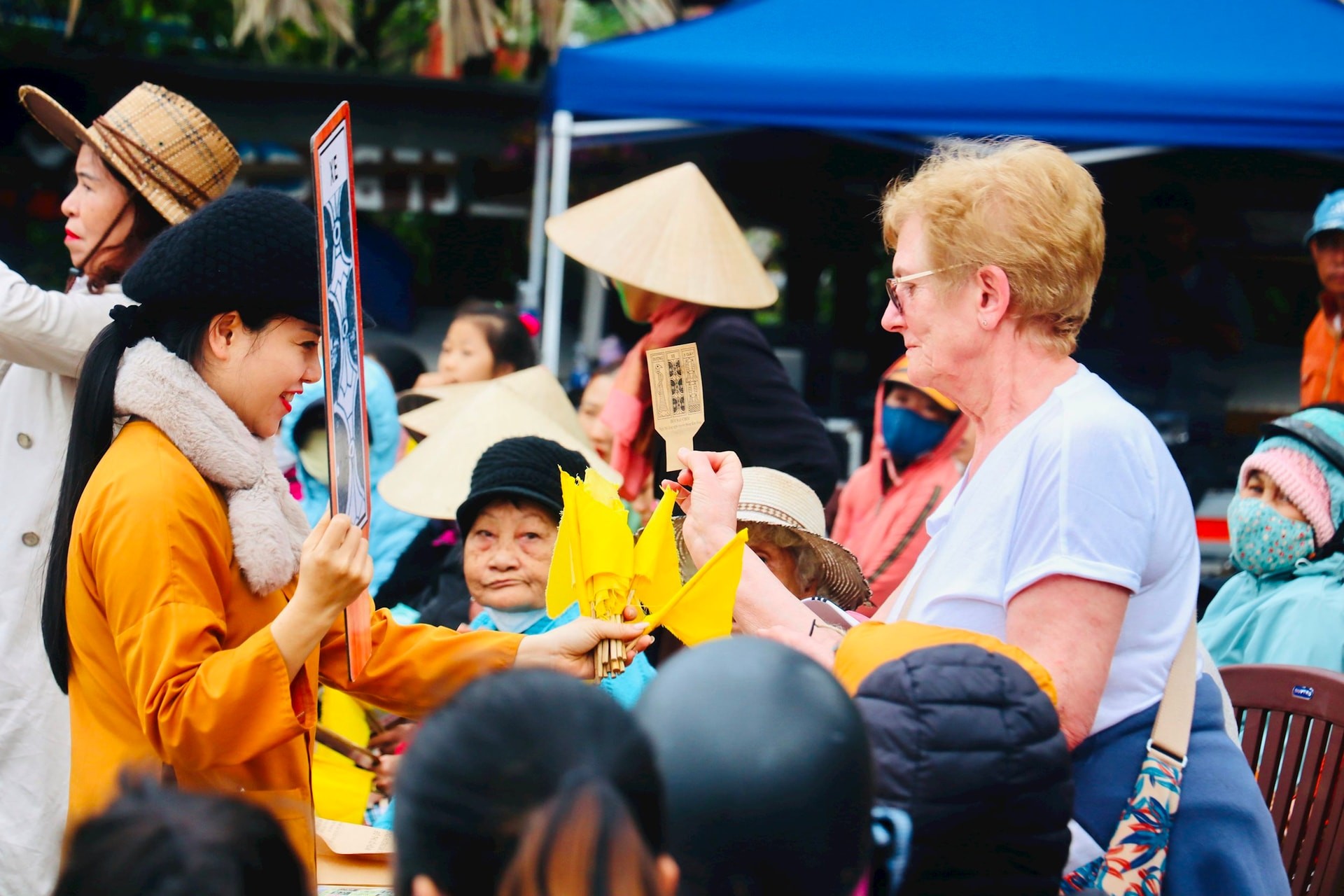 Khách quốc tế hào hứng tham gia trò chơi Bài chòi. (Ảnh: Báo Quảng Nam) Khách quốc tế hào hứng tham gia trò chơi Bài chòi. (Ảnh: Báo Quảng Nam)