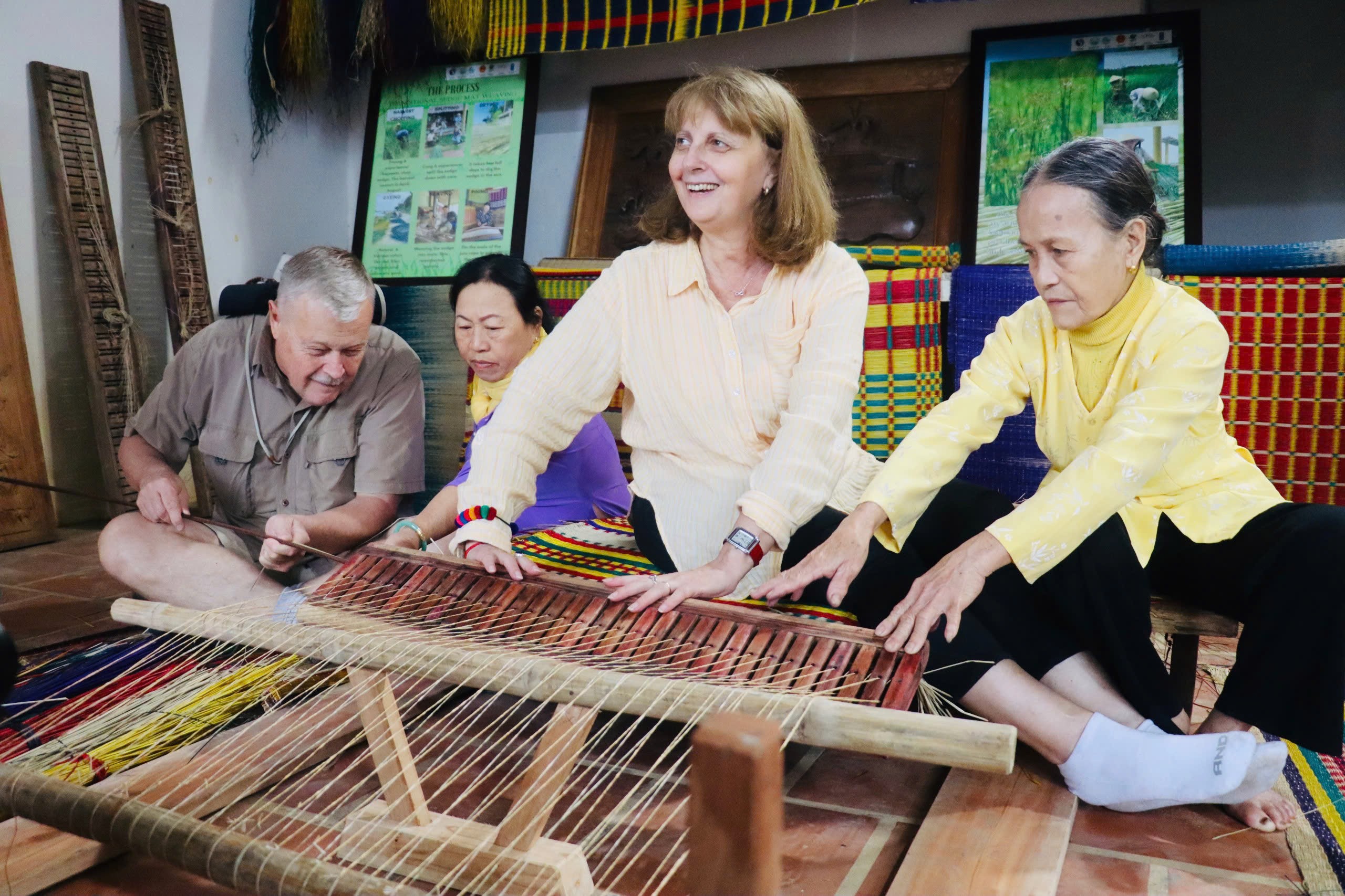 du khách quốc tế trải nghiệm nghề dệt chiếu truyền thống...