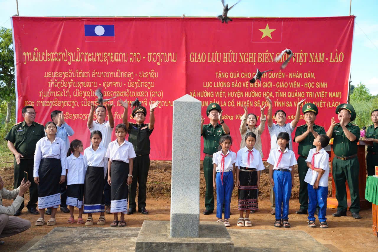 Điểm tựa nơi biên giới Việt - Lào