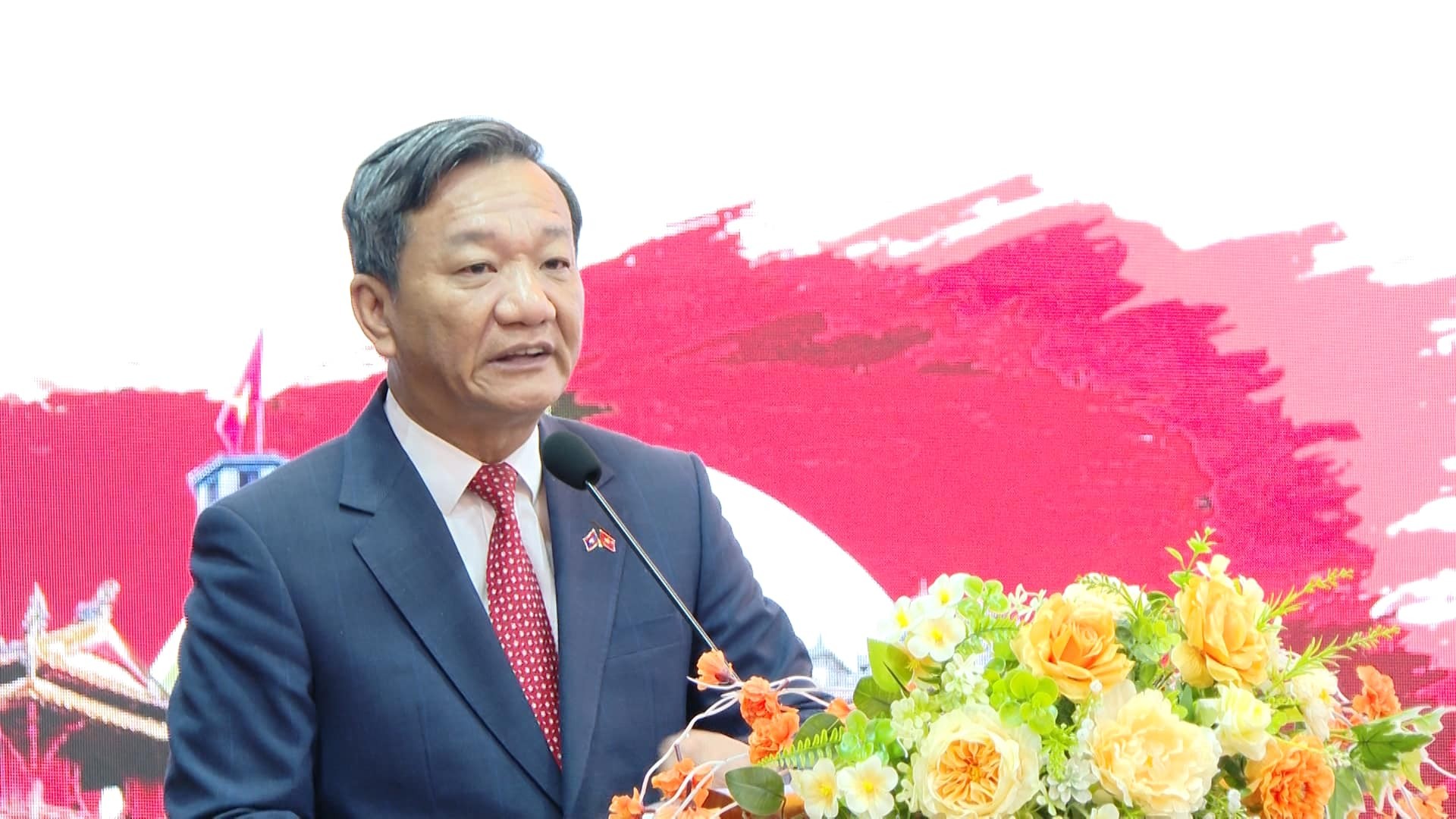 Đại sứ Việt Nam tại Lào Nguyễn Minh Tâm phát biểu tại tọa đàm. (Ảnh: TTXVN)