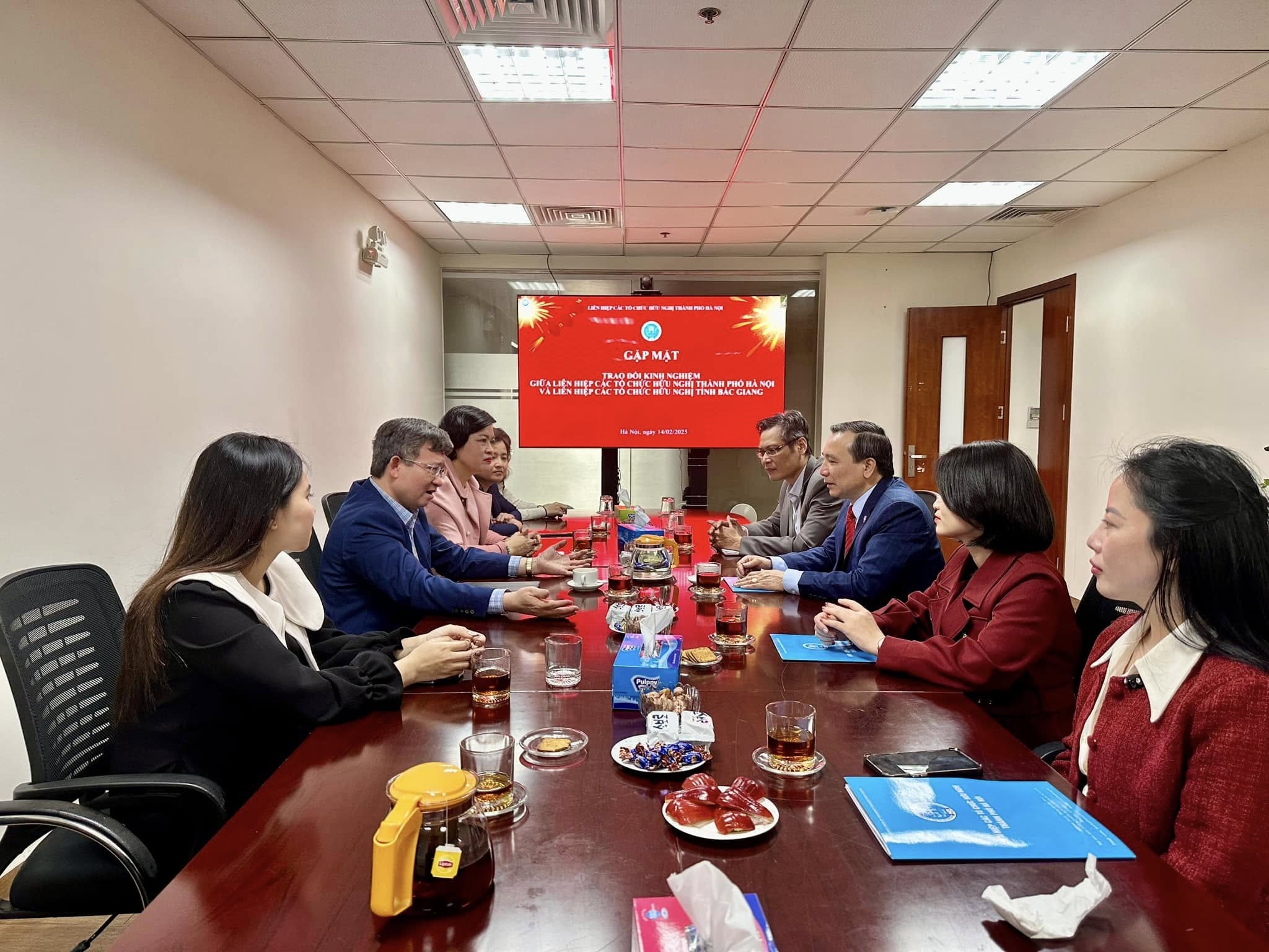 Thường trực Liên hiệp các tổ chức hữu nghị thành phố Hà Nội trao đổi với Đoàn đại biểu Liên hiệp các tổ chức hữu nghị tỉnh Bắc Giang. (Ảnh: Liên 