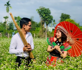 chang trai lao voi nu cuoi o ca ban