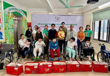 sinh vien nhat ban tang xe lan cho nguoi khuyet tat viet nam