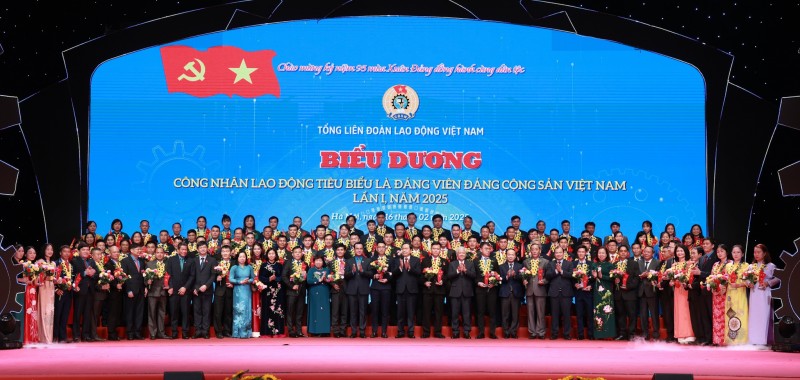 Hội nghị toàn quốc biểu dương công nhân lao động tiêu biểu là đảng viên Đảng Cộng sản Việt Nam lần I, năm 2025 với chủ đề “Gương sáng công nhân tiền phong” (Ảnh: Hải Nguyễn).