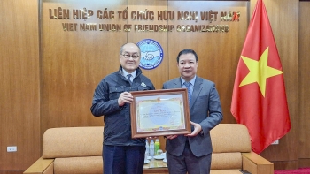 trao bang khen cho to chuc tzu chi vi nhung dong gop nhan dao tai viet nam