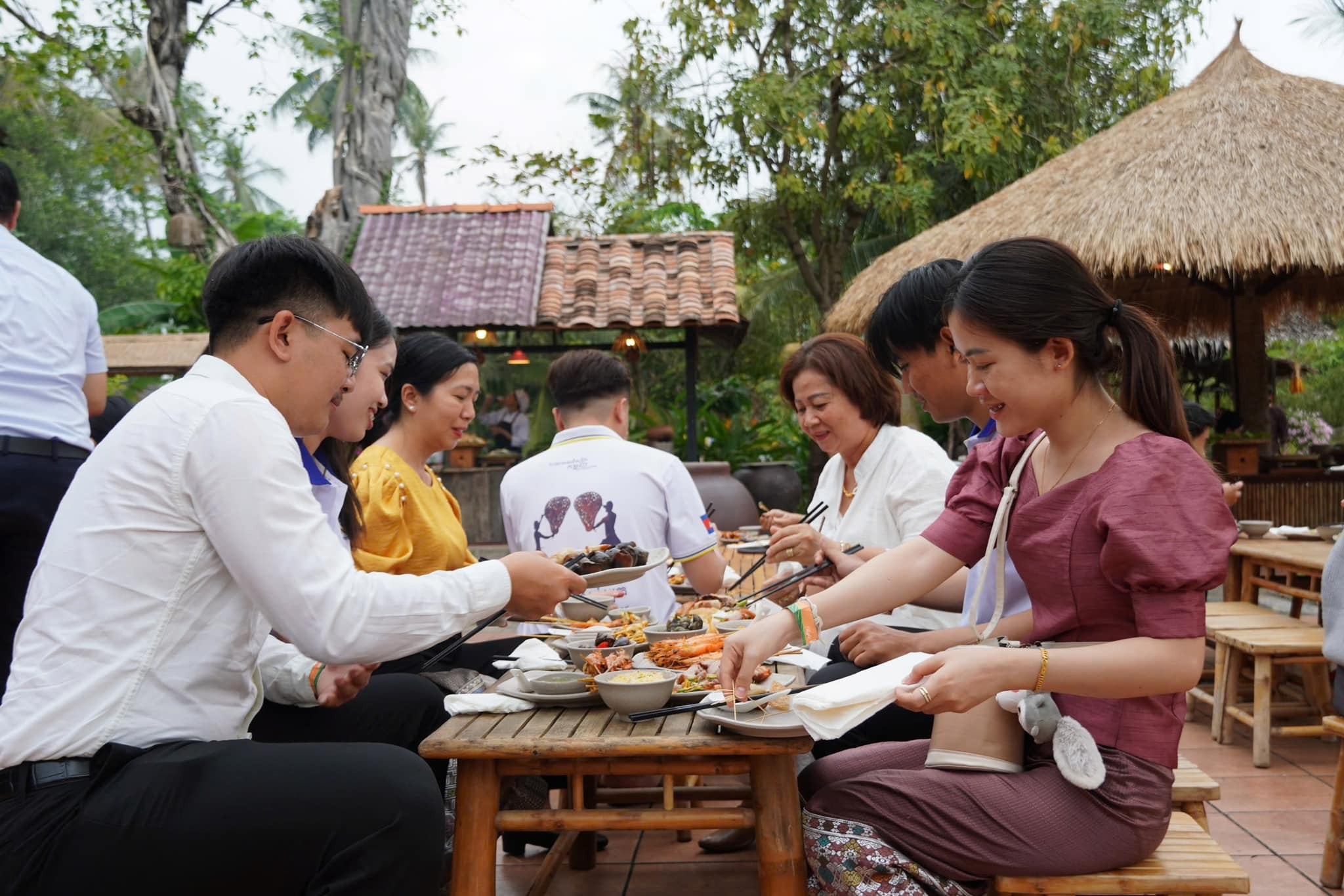 Buổi họp mặt ấm cúng của các gia đình Việt cùng sinh viên Lào, Campuchia. (Ảnh: ubmttq.hochiminhcity.gov.vn)