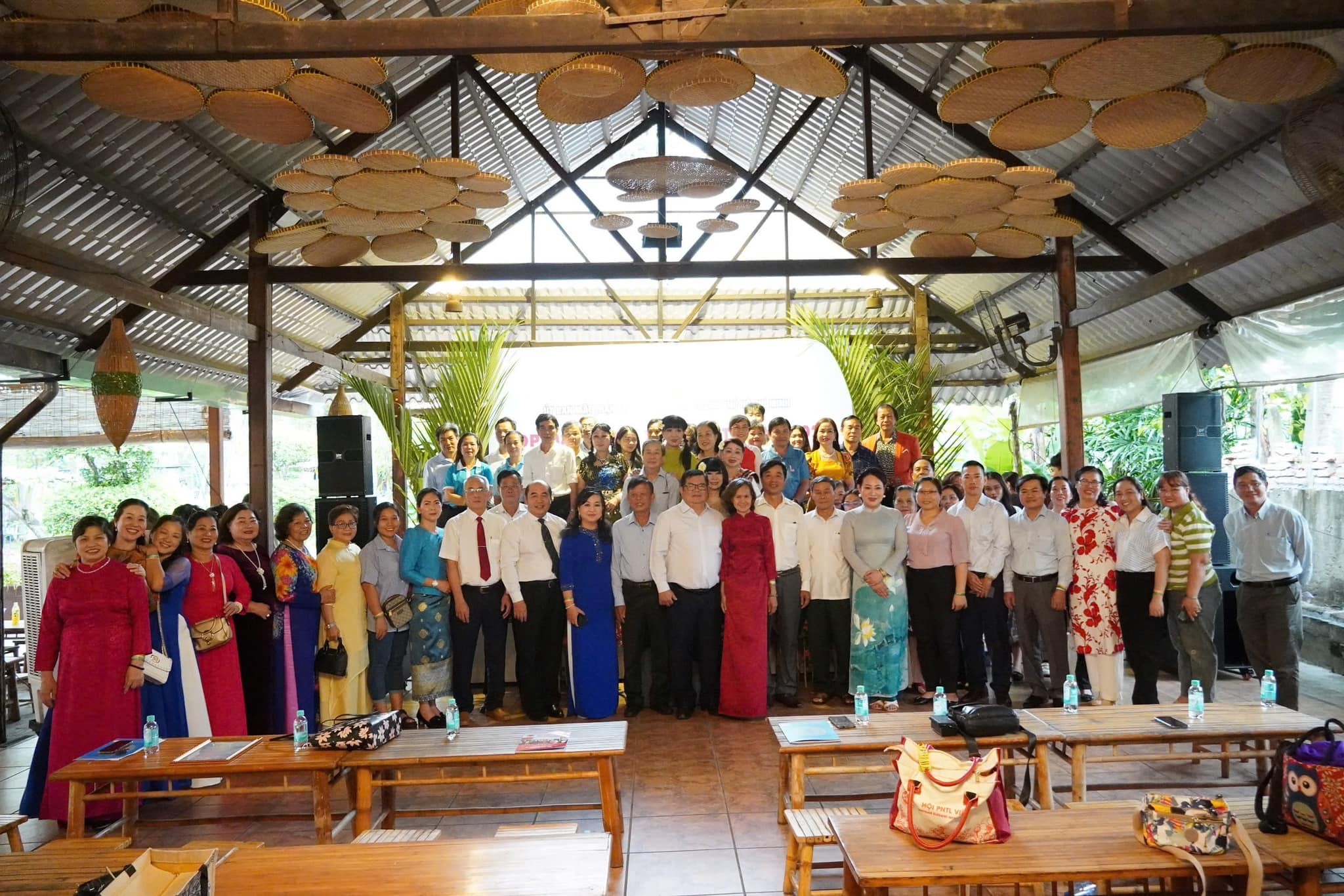 Đại biểu cùng gia đình Việt, sinh viên Lào, Campuchia chụp hình lưu niệm.