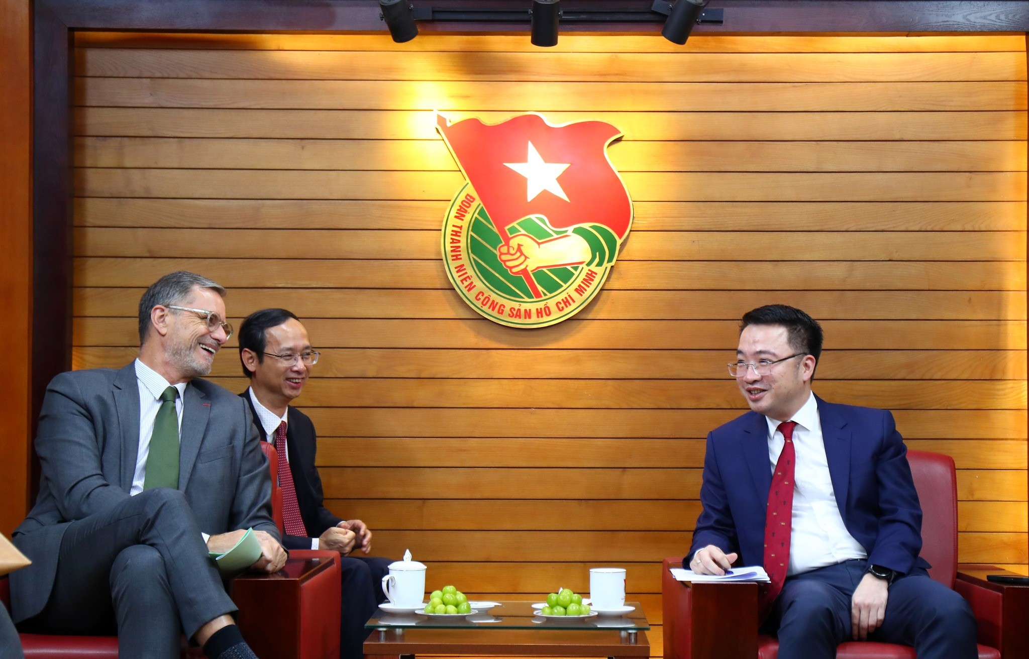 Bí thư T.Ư Đoàn Nguyễn Tường Lâm và Đại sứ Pháp tại Việt Nam Olivier Brochet trao đổi tại buổi tiếp. Ảnh: Xuân Tùng