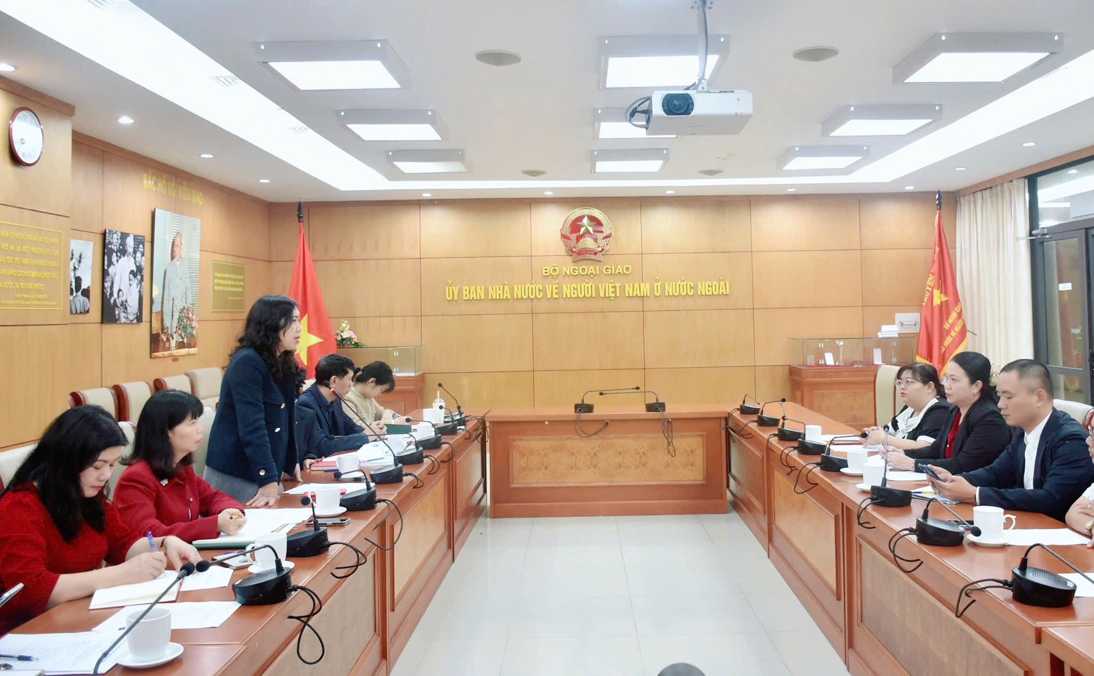  Thứ trưởng Bộ Ngoại giao, Chủ nhiệm Ủy ban Nhà nước về người Việt Nam ở nước ngoài Lê Thị Thu Hằng làm việc với Ủy ban về người Việt Nam ở nước ngoài Thành phố Hồ Chí Minh