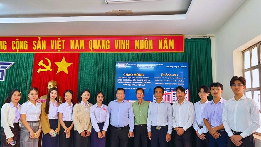 Các đại biểu chụp ảnh lưu niệm cùng các lưu học sinh Lào nhập học tại Phân hiệu Trường Đại học Sư phạm TP. Hồ Chí Minh tại Gia Lai. (Ảnh: cdspgialai.edu.vn)