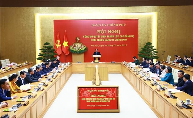 Thủ tướng Phạm Minh Chính trao quyết định thành lập 15 đảng bộ thuộc Đảng ủy Chính phủ