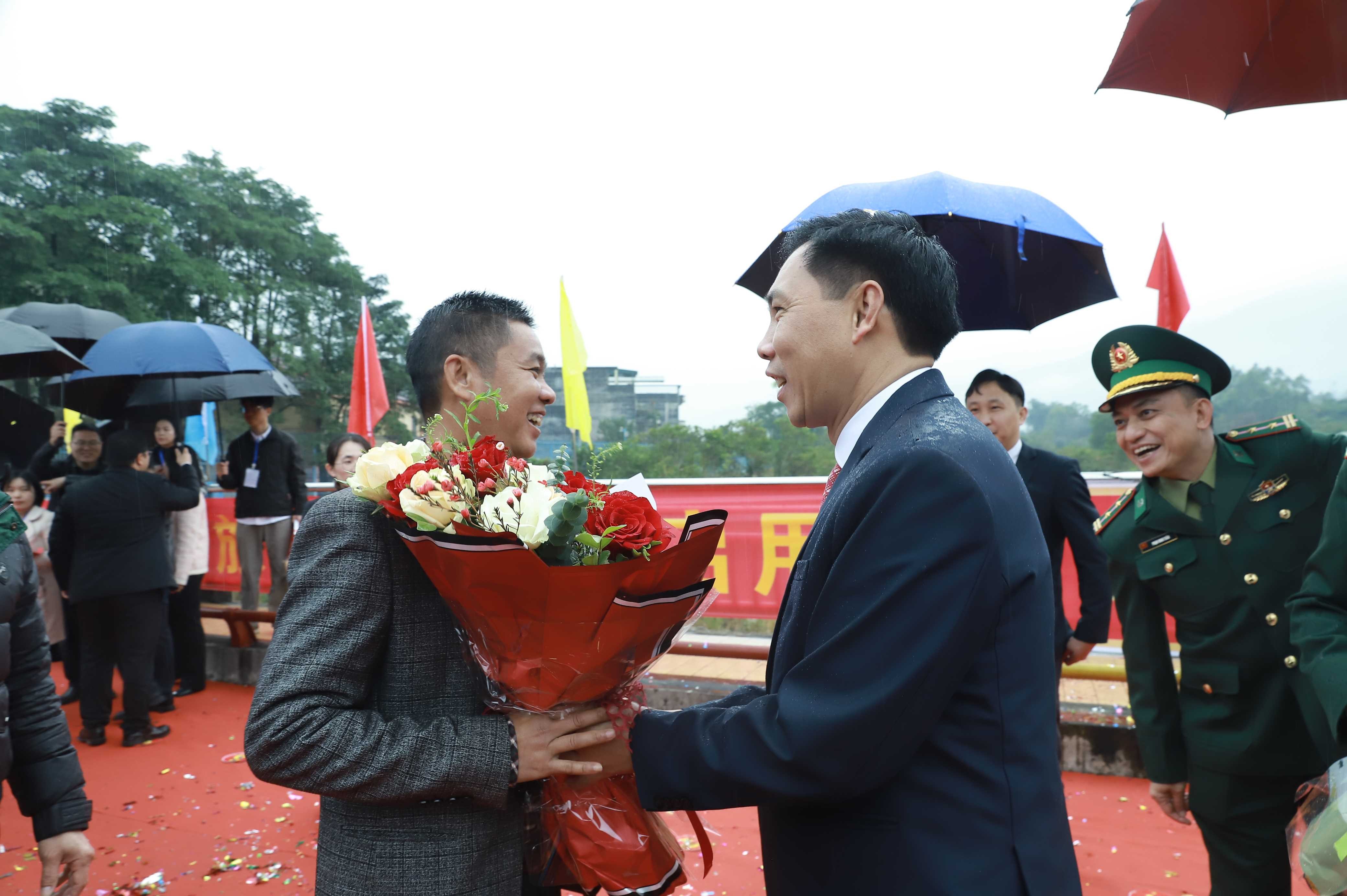  Đỗ Xuân Trường - Phó Chủ tịch UBND huyện tặng hoa cư dân Trung Quốc nhập cảnh vào Việt Nam