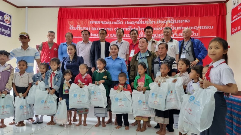 Liên hiệp các tổ chức hữu nghị tỉnh Quảng Nam cử đoàn công tác gồm 29 người khám chữa bệnh đa khoa, phẫu thuật bệnh về mắt miễn phí; tặng cho cán bộ và nhân dân tỉnh Sekong, Lào.