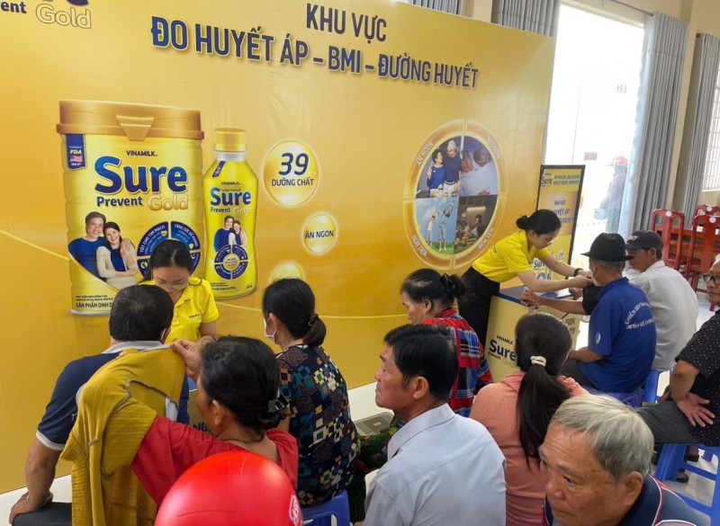 : Nhãn hàng Vinamilk Sure Prevent Gold cũng cùng Hội Người Cao Tuổi và các y bác sĩ khám sức khỏe tổng quát cho người cao tuổi tại Thị trấn Vĩnh Thuận, Kiên Giang