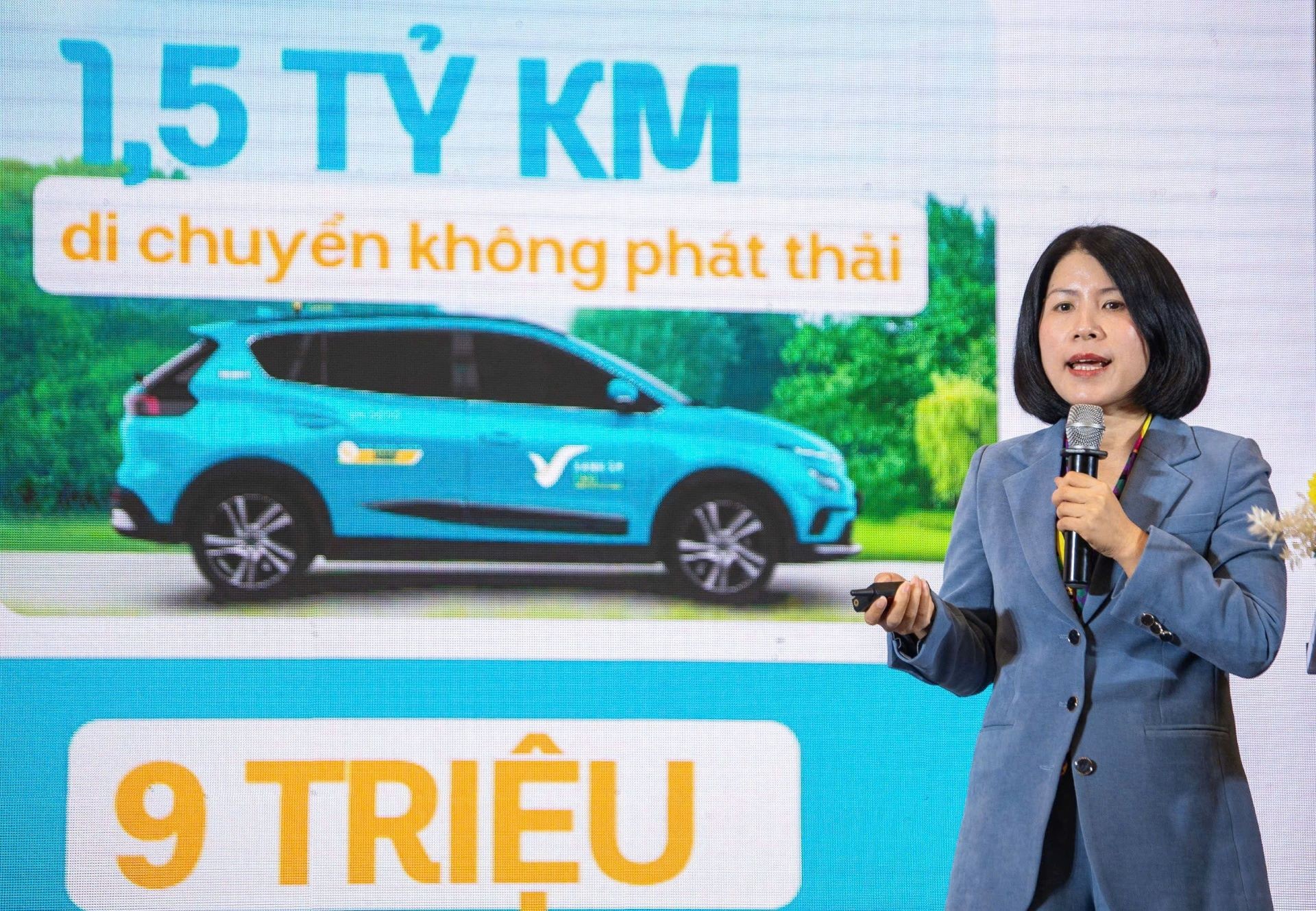 Bà Phan Thị Hồng Dung - Phó tổng giám đốc Công ty Cổ phần Di chuyển Xanh và Thông minh GSM chia sẻ về những nỗ lực để khuyến khích và kêu gọi cộng đồng gia tăng sử dụng các phương tiện di chuyển xanh.
